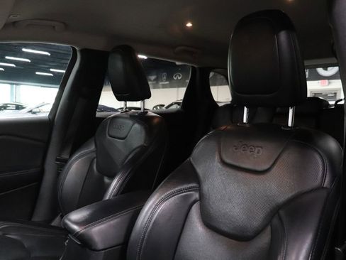 Used 2019 Jeep Cherokee Limited image 12