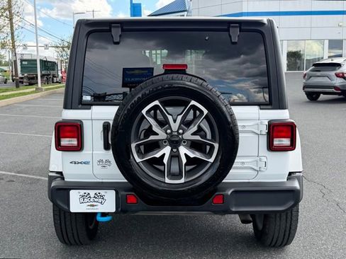 Used 2024 Jeep Wrangler Unlimited w/ Convenience Group AWD/4WD image 12