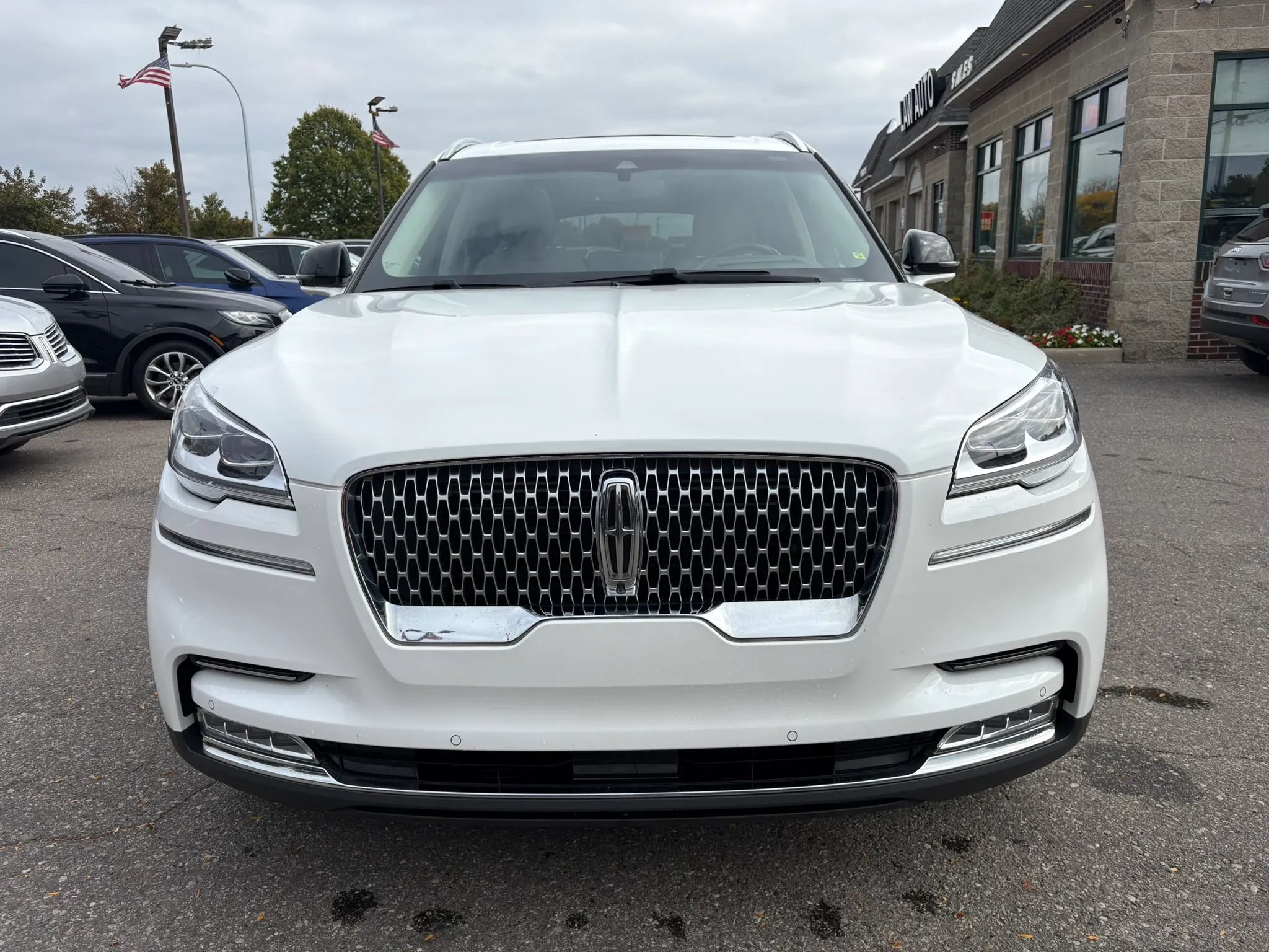 Used 2020 Lincoln Aviator Reserve w/ Equipment Group 202A AWD/4WD image 2