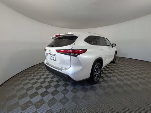 Used 2023 Toyota Highlander XLE AWD/4WD image 4