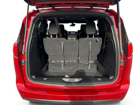 Used 2025 Chrysler Voyager LX FWD image 14