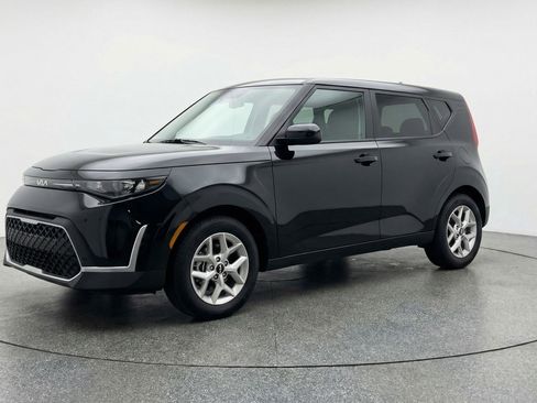 Used 2025 Kia Soul LX w/ LX Technology Package image 3