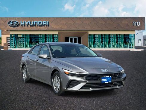 Used 2025 Hyundai Elantra SE w/ Cargo Package image 1
