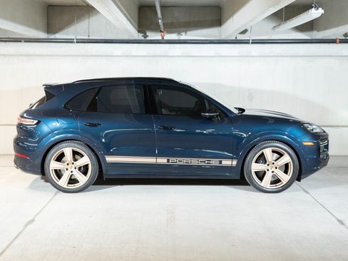 Used 2024 Porsche Cayenne Turbo AWD/4WD image 7