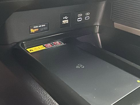 Used 2025 Toyota Camry SE w/ Convenience Package image 24