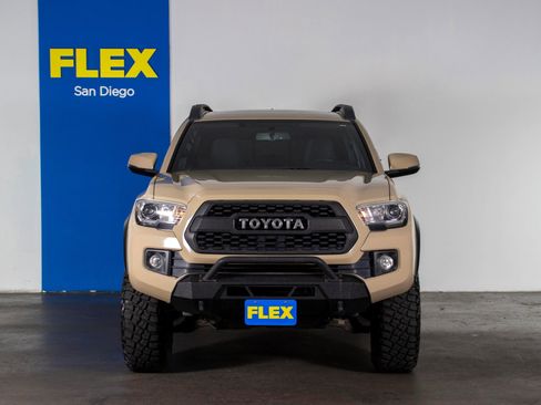 Used 2017 Toyota Tacoma TRD Off-Road w/ Premium & Technology Package AWD/4WD image 2