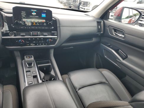 Used 2024 Nissan Pathfinder SL image 18