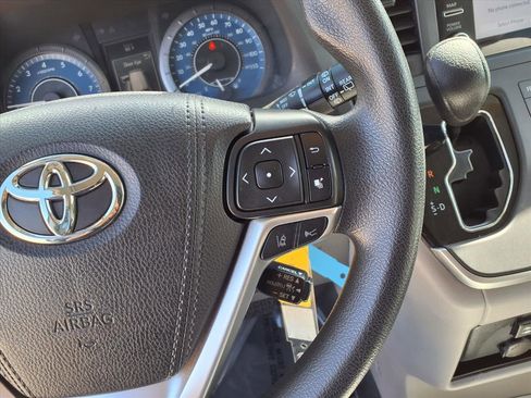 Used 2020 Toyota Sienna L image 16