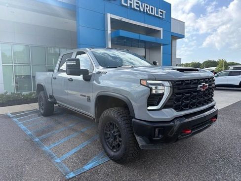 Used 2024 Chevrolet Silverado 2500 ZR2 w/ Technology Package AWD/4WD image 3