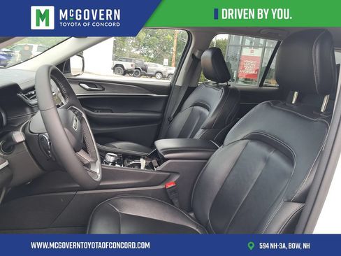 Used 2023 Jeep Grand Cherokee Limited w/ Black Appearance Package AWD/4WD image 16
