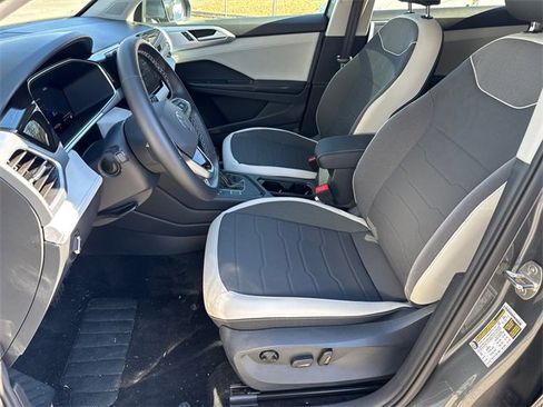 Used 2025 Volkswagen Taos SE image 9