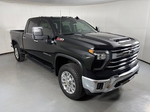 Used 2025 Chevrolet Silverado 2500 LTZ w/ LTZ Premium Package AWD/4WD image 2