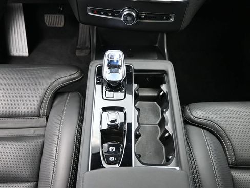 Used 2025 Volvo XC90 B5 Ultra AWD/4WD image 18