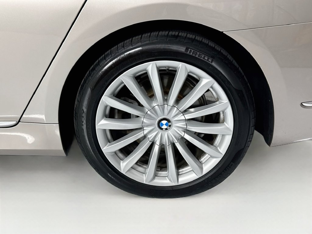 Used 2022 BMW 740i w/ Premium Package RWD image 31
