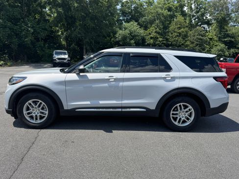 Used 2025 Ford Explorer Active w/ Active Comfort Package RWD image 8