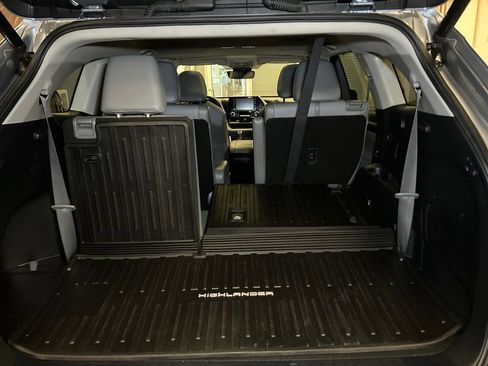 Used 2021 Toyota Highlander XLE AWD/4WD image 20