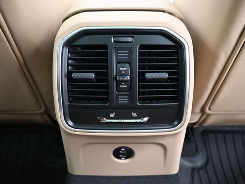 Used 2025 Porsche Macan image 8