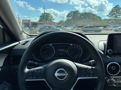 Used 2025 Nissan Sentra SV FWD image 32