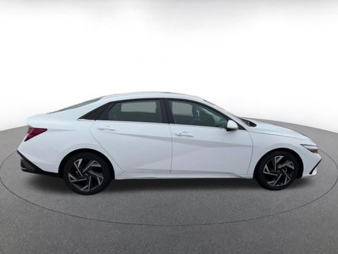 Used 2025 Hyundai Elantra SEL image 16