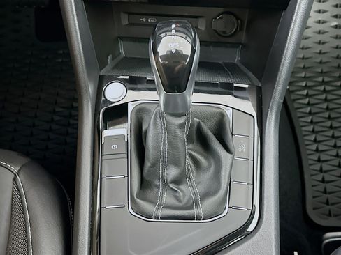 Used 2023 Volkswagen Taos SE w/ Panoramic Sunroof Package FWD image 23