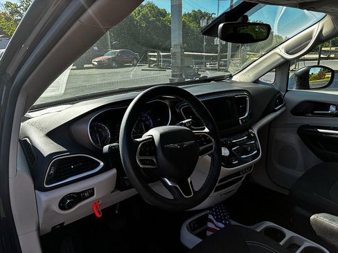 Used 2023 Chrysler Voyager LX FWD image 4