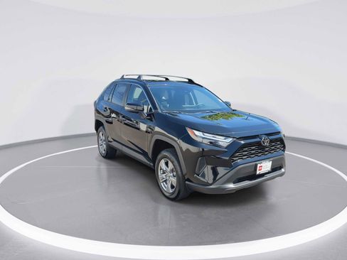 Used 2025 Toyota RAV4 XLE AWD/4WD image 2