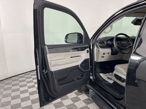 Used 2024 Jeep Wagoneer L Series II w/ Flexible Seating Group image 17