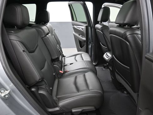 Used 2025 Cadillac XT6 Luxury FWD image 10