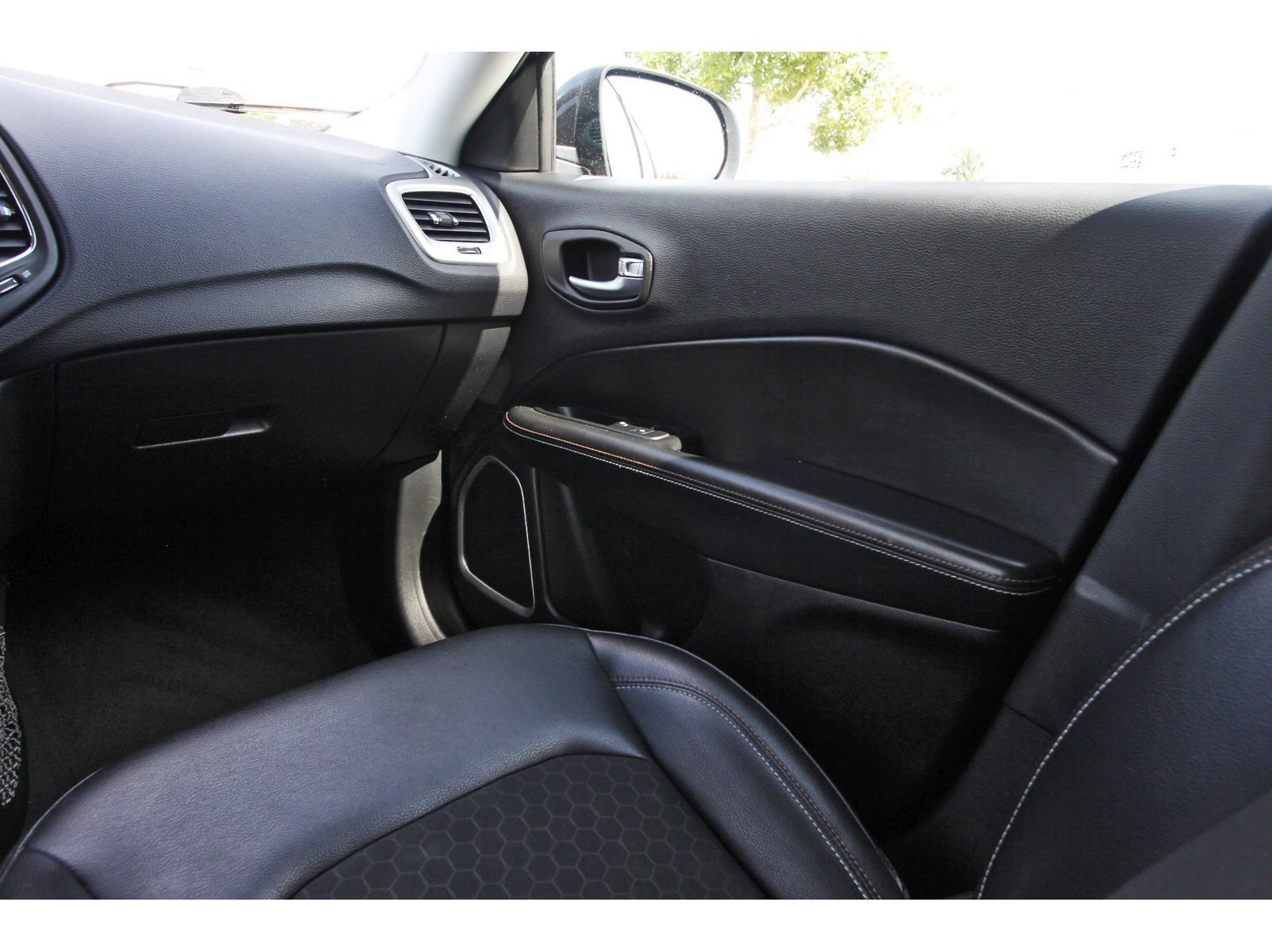 Used 2018 Jeep Compass Latitude w/ Popular Equipment Group FWD image 13