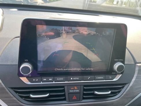 Used 2025 Nissan Altima 2.5 SV FWD image 10