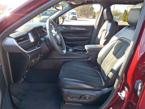 Used 2023 Jeep Grand Cherokee Altitude image 14