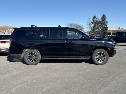 Used 2022 Chevrolet Suburban Z71 w/ Luxury Package image 2