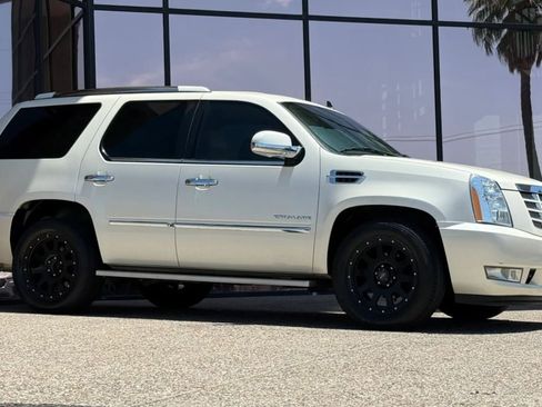Used 2014 Cadillac Escalade Luxury AWD/4WD image 16