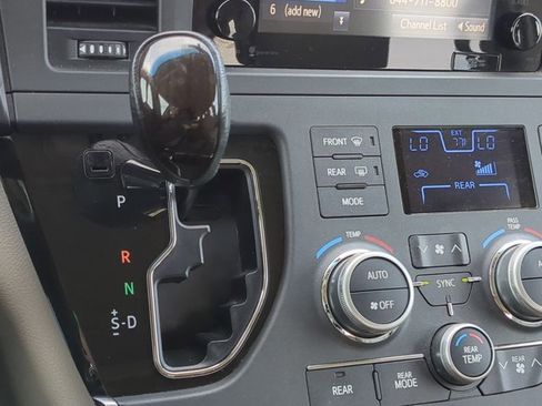 Used 2015 Toyota Sienna XLE Premium image 12