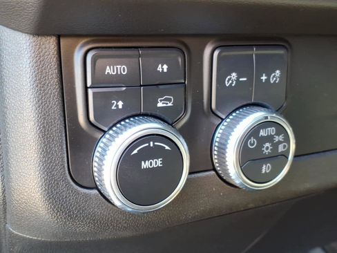 Used 2023 GMC Yukon XL SLT image 6