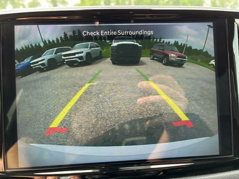 Used 2023 Chrysler Pacifica Touring-L FWD image 16