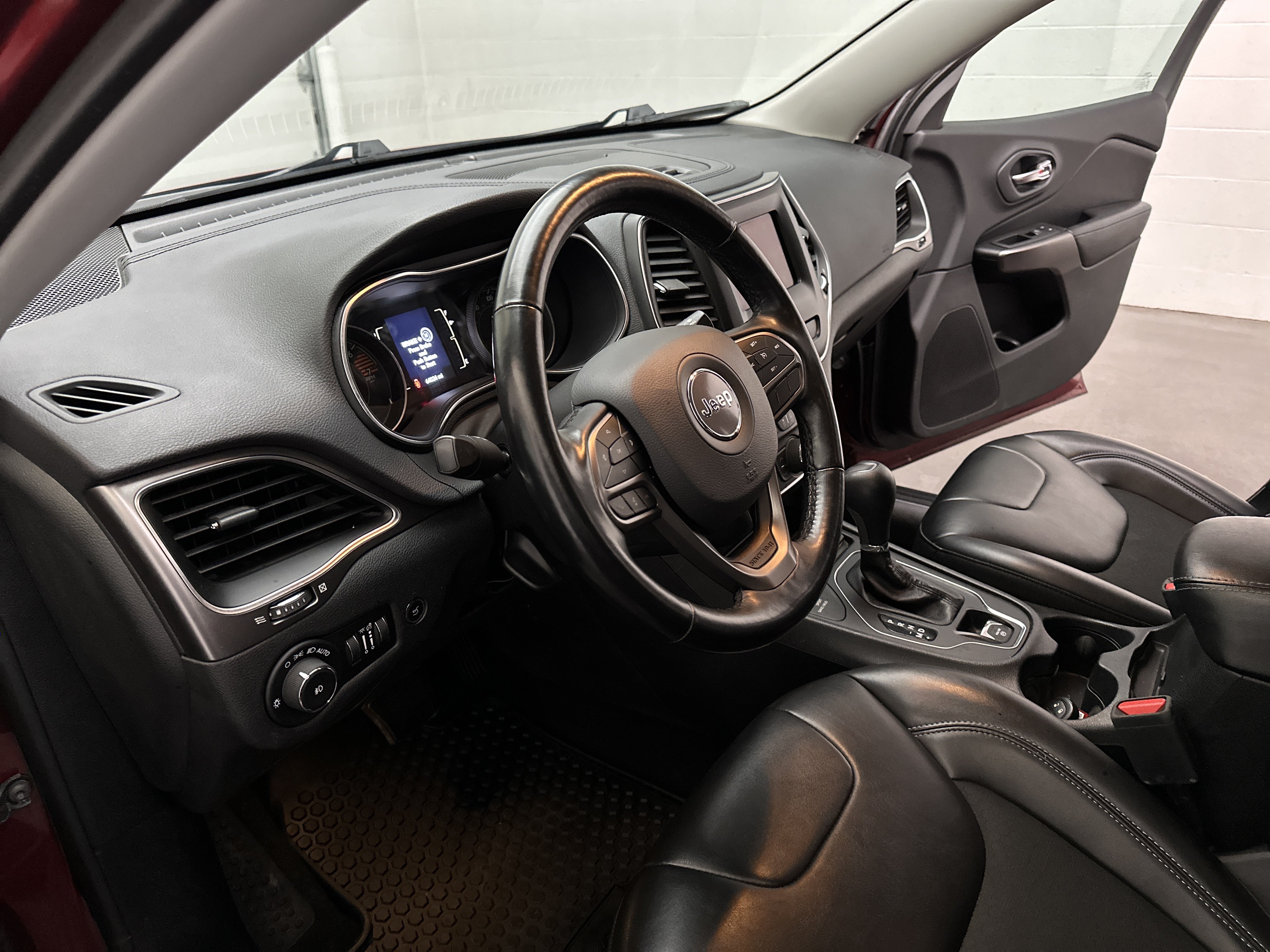Used 2020 Jeep Cherokee Latitude Plus w/ Comfort/Convenience Group AWD/4WD image 17