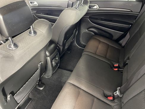 Used 2021 Jeep Grand Cherokee Laredo image 32