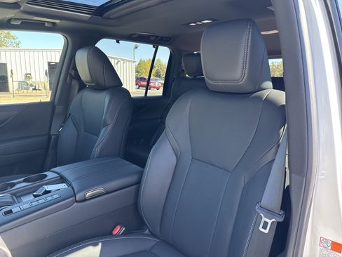 Used 2025 Lexus LX 600 4WD w/ Premium Package image 14