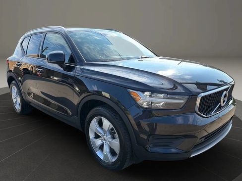 Used 2022 Volvo XC40 T4 Momentum FWD image 3
