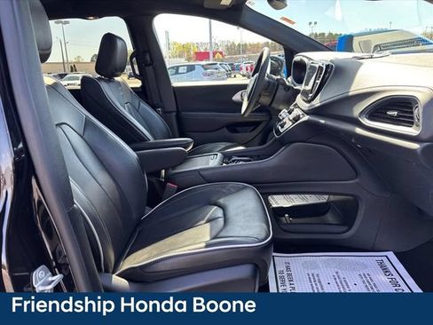 Used 2025 Chrysler Pacifica Limited FWD image 16