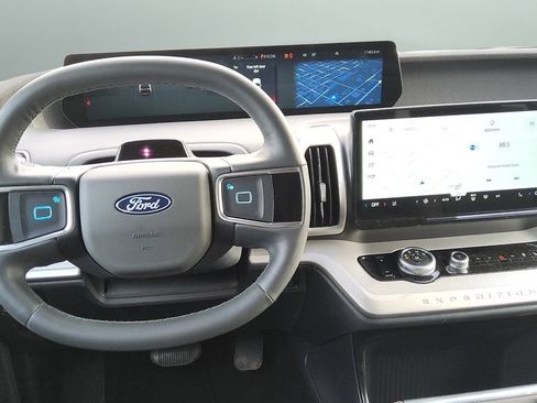 Used 2025 Ford Expedition Active AWD/4WD image 8