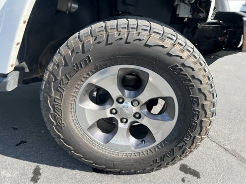 Used 2016 Jeep Wrangler Unlimited Sahara w/ Connectivity Group image 16