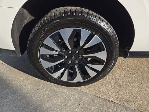 Used 2025 Ford Expedition Platinum w/ Driver's Package AWD/4WD image 21