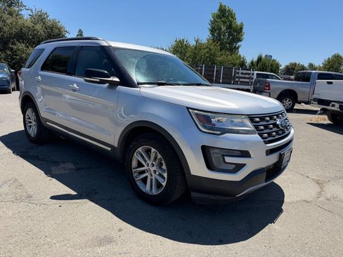 Used 2017 Ford Explorer XLT w/ Equipment Group 201A FWD image 7