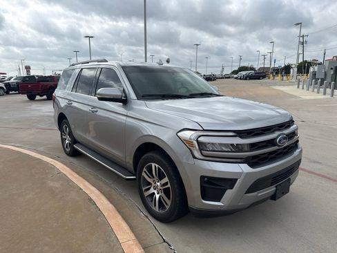 Used 2022 Ford Expedition XLT RWD image 3