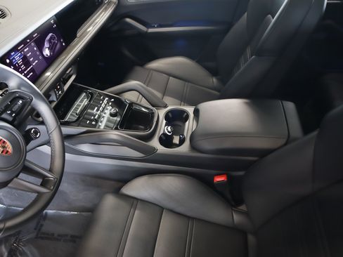 Certified 2025 Porsche Cayenne GTS AWD/4WD image 18