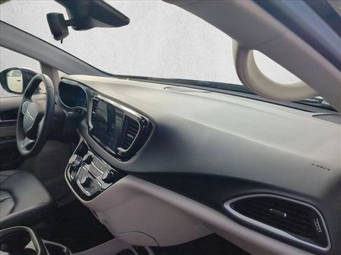 Used 2024 Chrysler Pacifica Touring-L image 21
