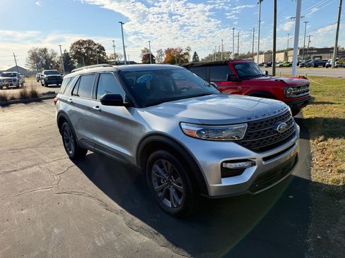 Used 2022 Ford Explorer XLT w/ Equipment Group 202A image 3