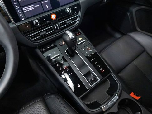 Certified 2025 Porsche Macan AWD/4WD image 20